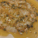 Crudo de lubina laminada con aceite picante y alcaparras en el restaurante No Existe