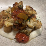 Verdura sapiens: coliflor asada con tomates sobre crema en el restaurante No Existe