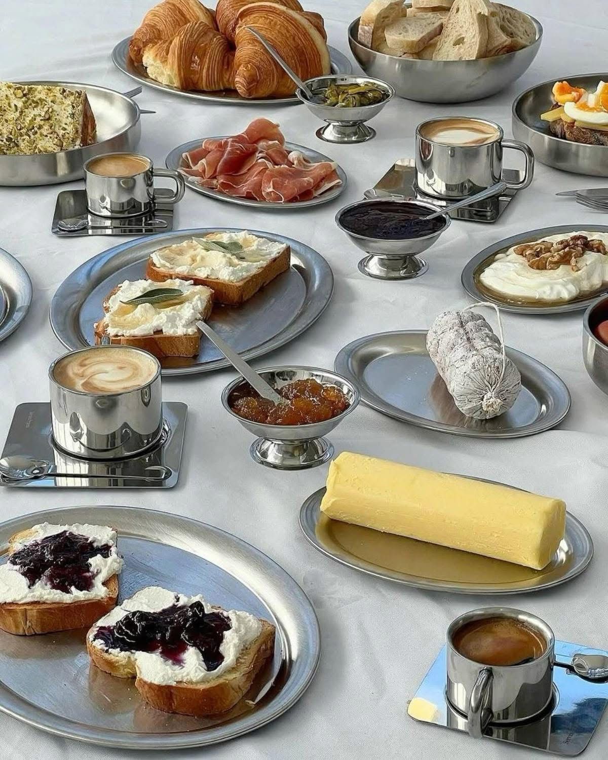 MEas con platos y fuentes acero inoxidable tendencias gastronoia